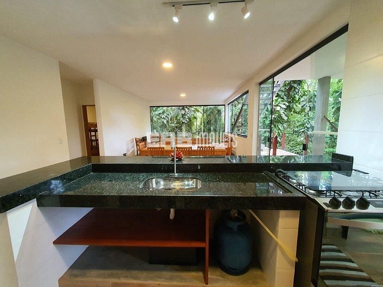 Casa dentro da Mata Atlântica, com todo o conforto da vida m