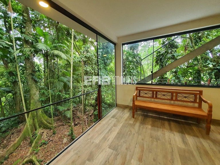 Casa dentro da Mata Atlântica, com todo o conforto da vida m
