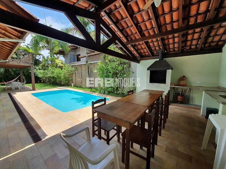 Casa de temporada com piscina, para até 12 pessoas, a 170m d