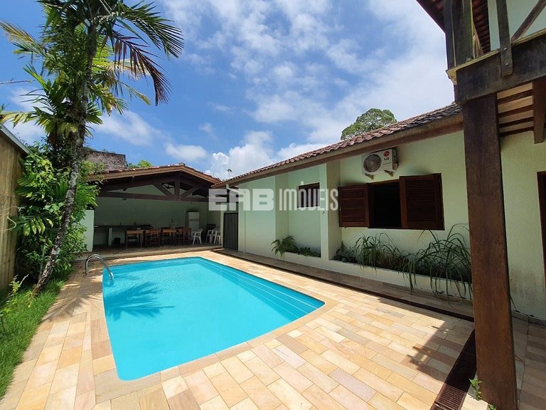 Casa de temporada com piscina, para até 12 pessoas, a 170m d