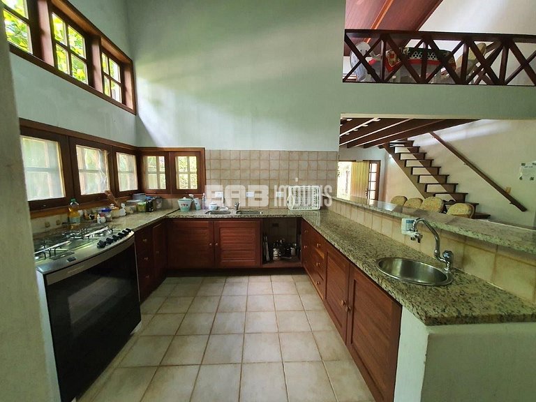 Casa de temporada com piscina, para até 12 pessoas, a 170m d