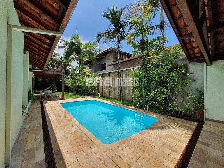 Casa de temporada com piscina, para até 12 pessoas, a 170m d