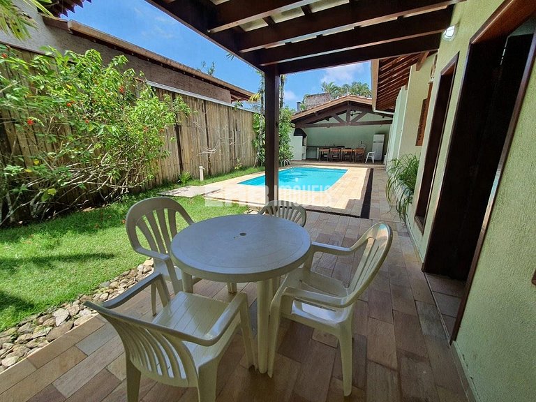 Casa de temporada com piscina, para até 12 pessoas, a 170m d