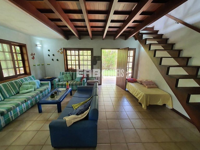 Casa de temporada com piscina, para até 12 pessoas, a 170m d