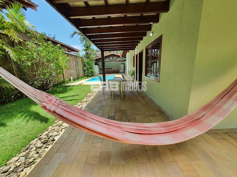 Casa de temporada com piscina, para até 12 pessoas, a 170m d