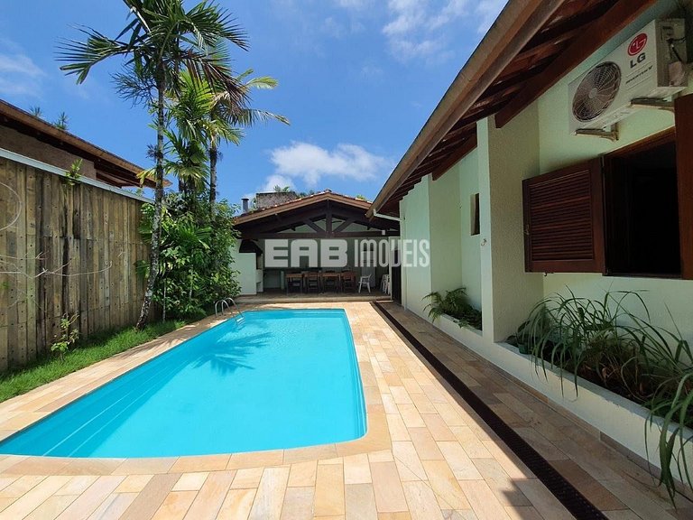 Casa de temporada com piscina, para até 12 pessoas, a 170m d