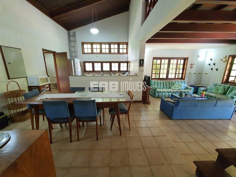 Casa de temporada com piscina, para até 12 pessoas, a 170m d