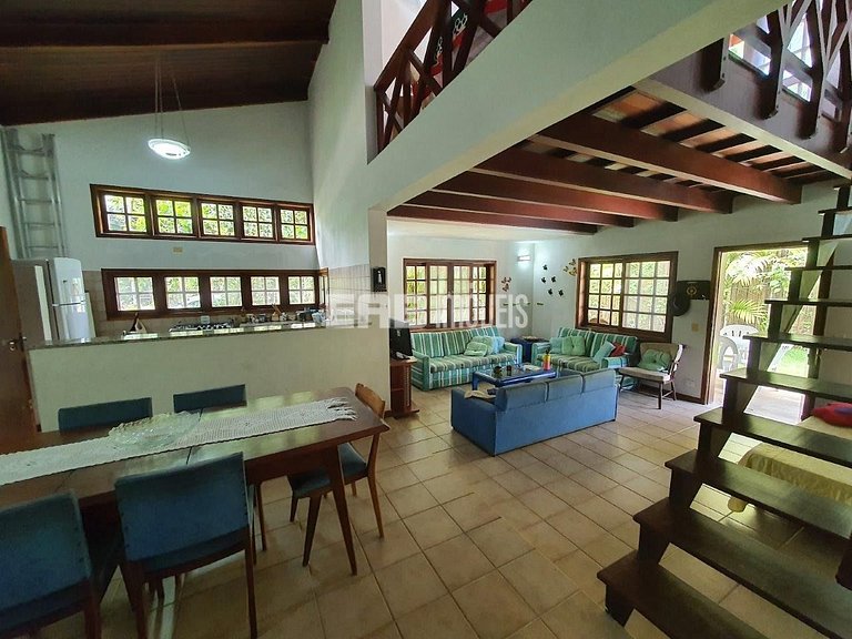 Casa de temporada com piscina, para até 12 pessoas, a 170m d