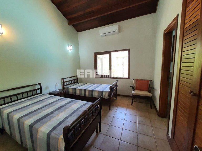 Casa de temporada com piscina, para até 12 pessoas, a 170m d