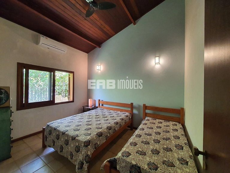 Casa de temporada com piscina, para até 12 pessoas, a 170m d