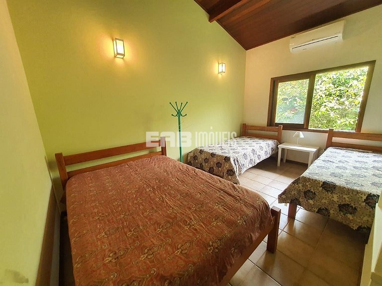 Casa de temporada com piscina, para até 12 pessoas, a 170m d