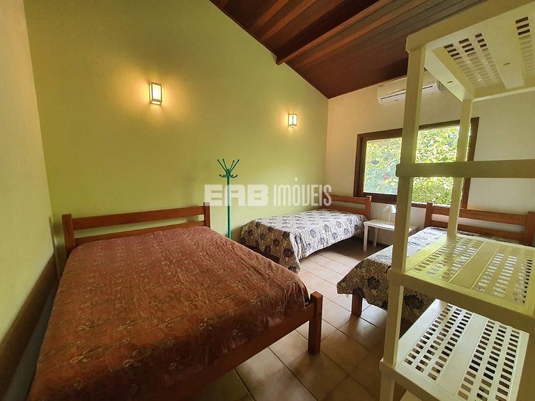 Casa de temporada com piscina, para até 12 pessoas, a 170m d