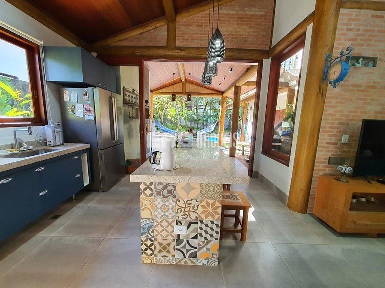 Casa em Itamambuca com 5 suítes, piscina, churrasqueira e ar