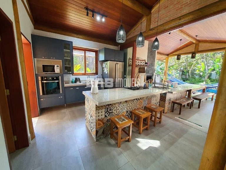 Casa em Itamambuca com 5 suítes, piscina, churrasqueira e ar