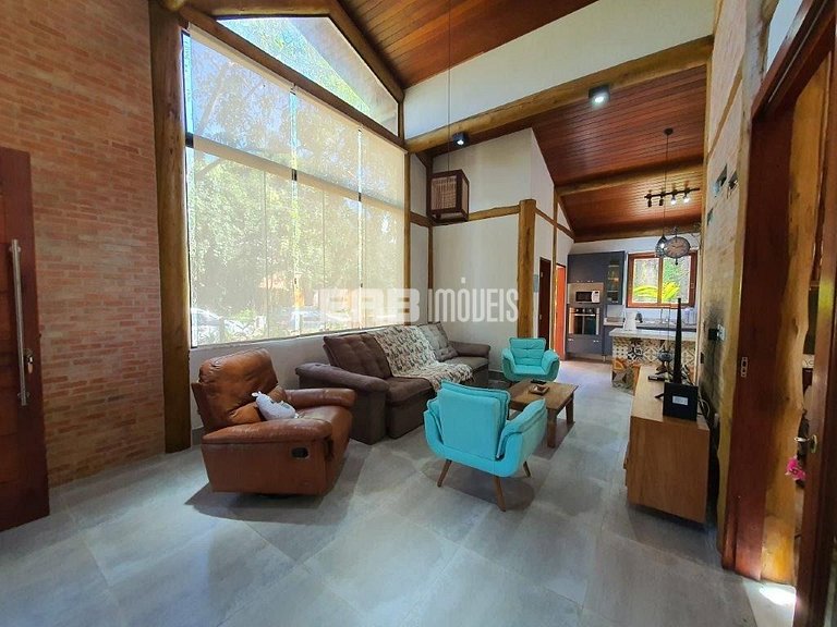 Casa em Itamambuca com 5 suítes, piscina, churrasqueira e ar