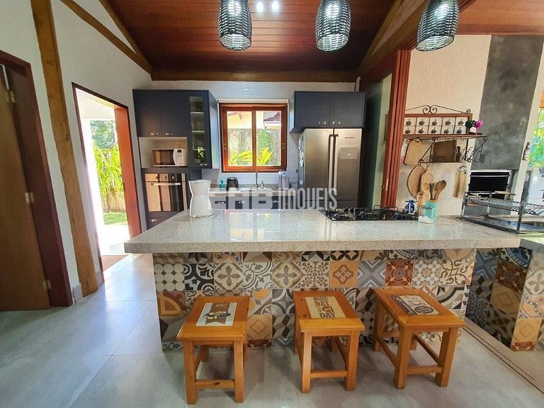 Casa em Itamambuca com 5 suítes, piscina, churrasqueira e ar