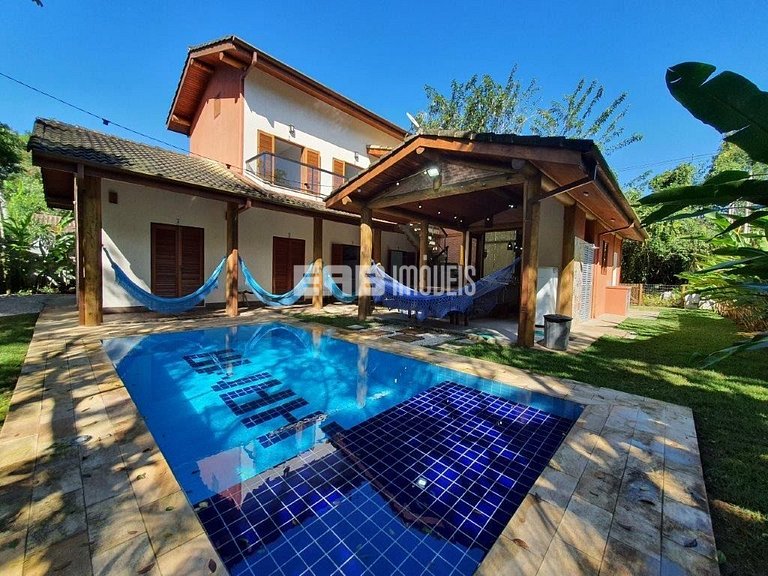 Casa em Itamambuca com 5 suítes, piscina, churrasqueira e ar