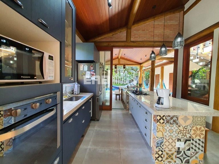 Casa em Itamambuca com 5 suítes, piscina, churrasqueira e ar