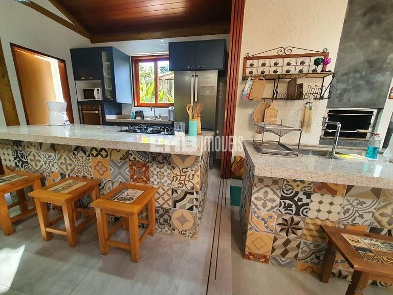 Casa em Itamambuca com 5 suítes, piscina, churrasqueira e ar