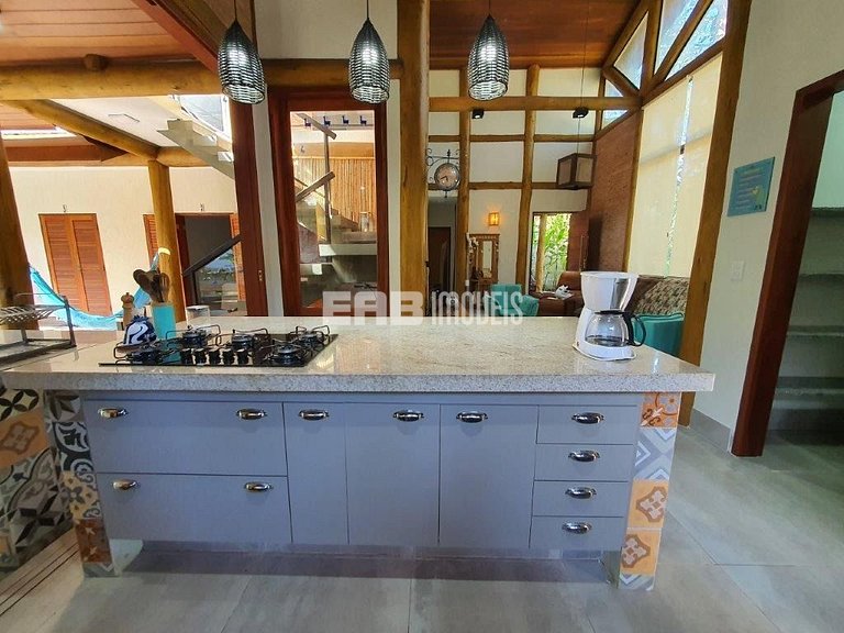 Casa em Itamambuca com 5 suítes, piscina, churrasqueira e ar