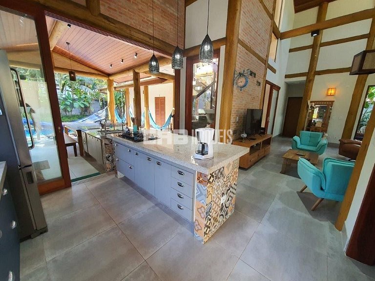 Casa em Itamambuca com 5 suítes, piscina, churrasqueira e ar