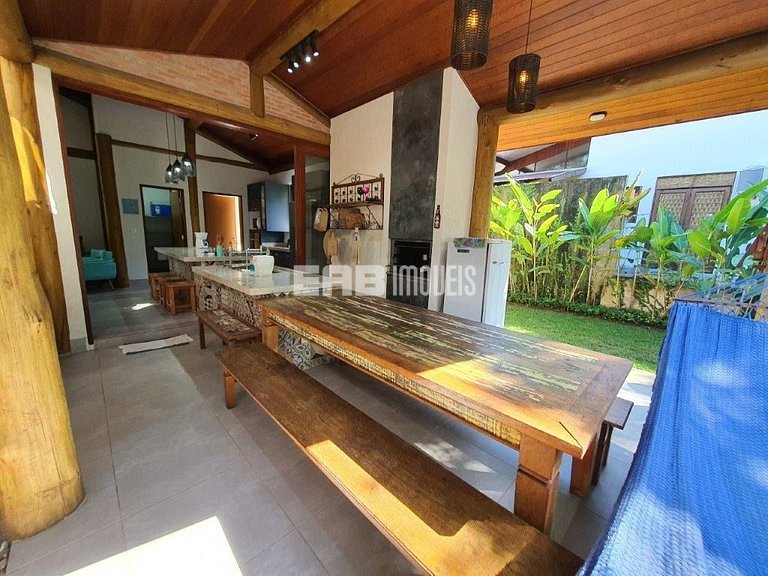 Casa em Itamambuca com 5 suítes, piscina, churrasqueira e ar