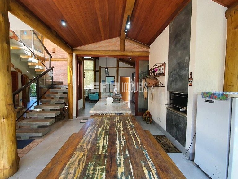 Casa em Itamambuca com 5 suítes, piscina, churrasqueira e ar