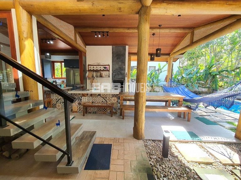 Casa em Itamambuca com 5 suítes, piscina, churrasqueira e ar