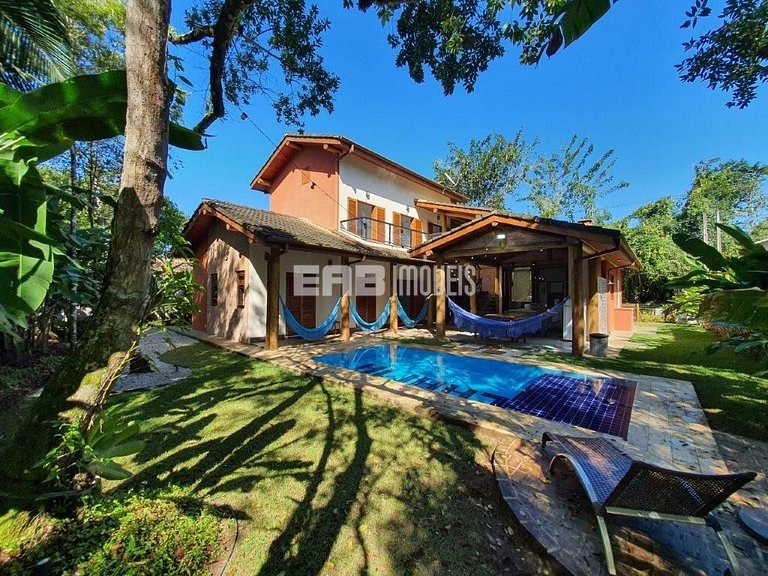 Casa em Itamambuca com 5 suítes, piscina, churrasqueira e ar