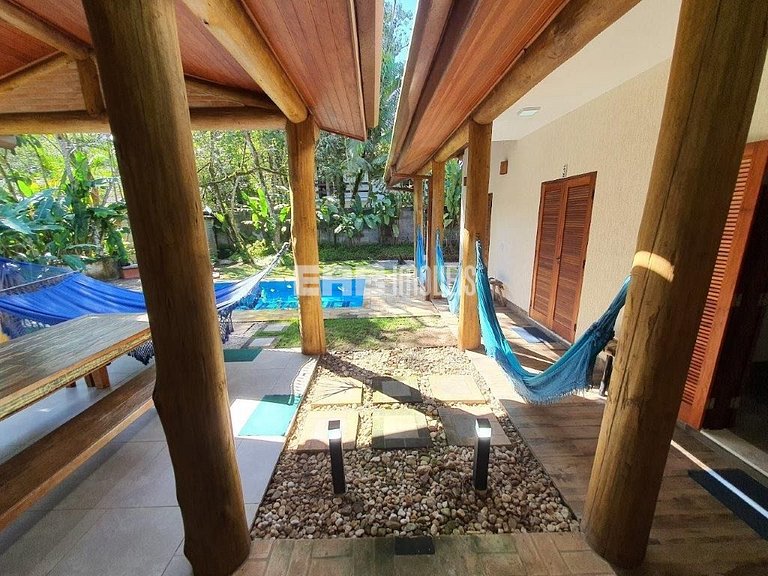 Casa em Itamambuca com 5 suítes, piscina, churrasqueira e ar