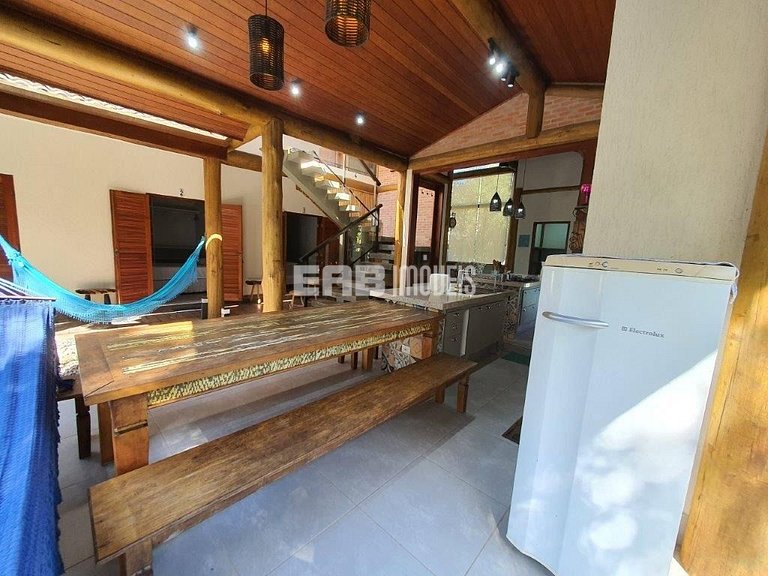 Casa em Itamambuca com 5 suítes, piscina, churrasqueira e ar