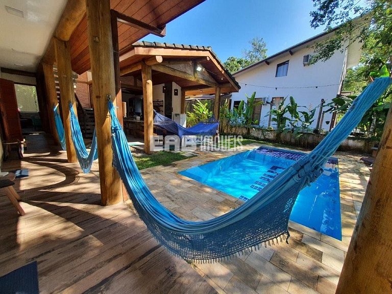 Casa em Itamambuca com 5 suítes, piscina, churrasqueira e ar