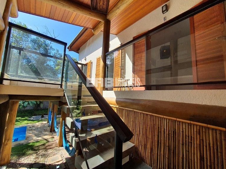 Casa em Itamambuca com 5 suítes, piscina, churrasqueira e ar