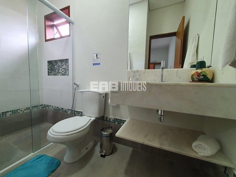 Casa em Itamambuca com 5 suítes, piscina, churrasqueira e ar