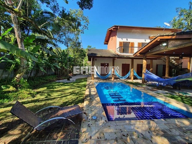 Casa em Itamambuca com 5 suítes, piscina, churrasqueira e ar
