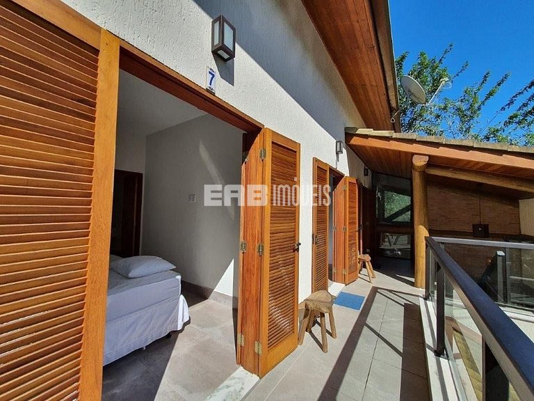 Casa em Itamambuca com 5 suítes, piscina, churrasqueira e ar