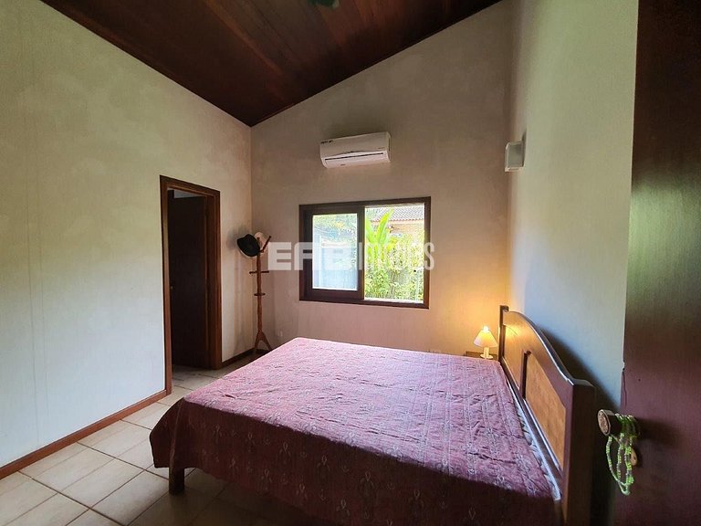 Casa de temporada com piscina, para até 12 pessoas, a 170m d