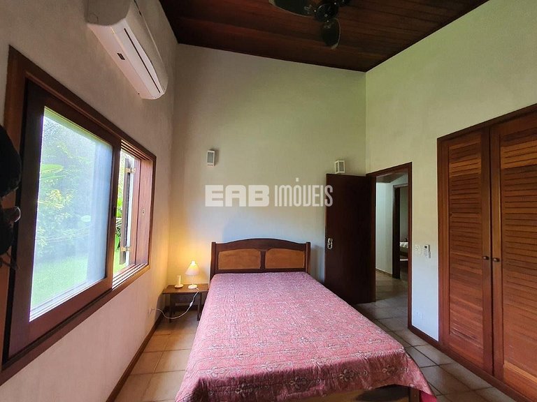 Casa de temporada com piscina, para até 12 pessoas, a 170m d