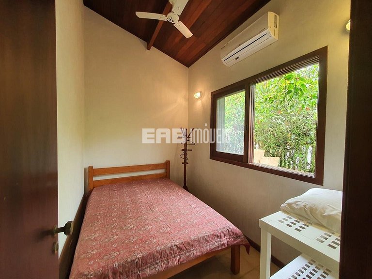 Casa de temporada com piscina, para até 12 pessoas, a 170m d