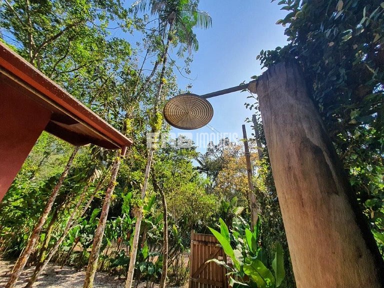 Charmosa e confortável, com muito verde ao redor