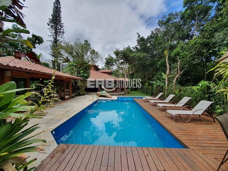 Casa de alto padrão, com piscina, na praia de Itamambuca, Ub