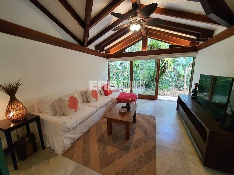 Casa de alto padrão, com piscina, na praia de Itamambuca, Ub