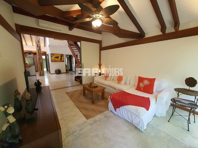 Casa de alto padrão, com piscina, na praia de Itamambuca, Ub