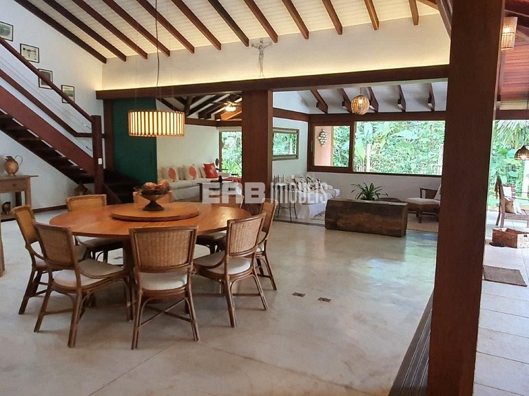 Casa de alto padrão, com piscina, na praia de Itamambuca, Ub