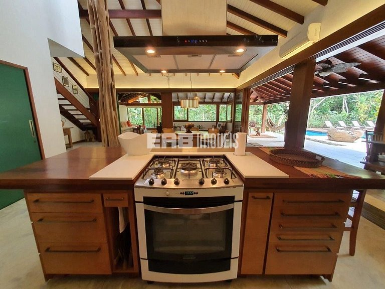 Casa de alto padrão, com piscina, na praia de Itamambuca, Ub