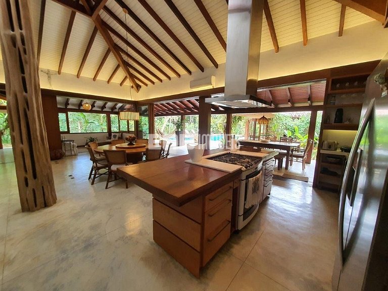 Casa de alto padrão, com piscina, na praia de Itamambuca, Ub