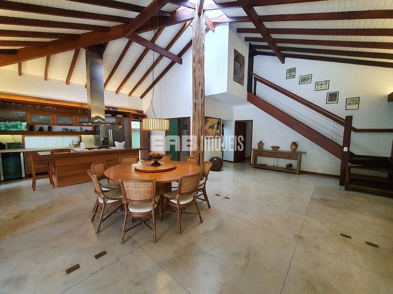 Casa de alto padrão, com piscina, na praia de Itamambuca, Ub