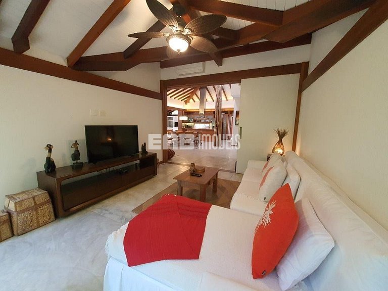 Casa de alto padrão, com piscina, na praia de Itamambuca, Ub