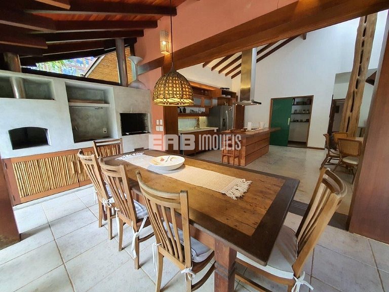 Casa de alto padrão, com piscina, na praia de Itamambuca, Ub