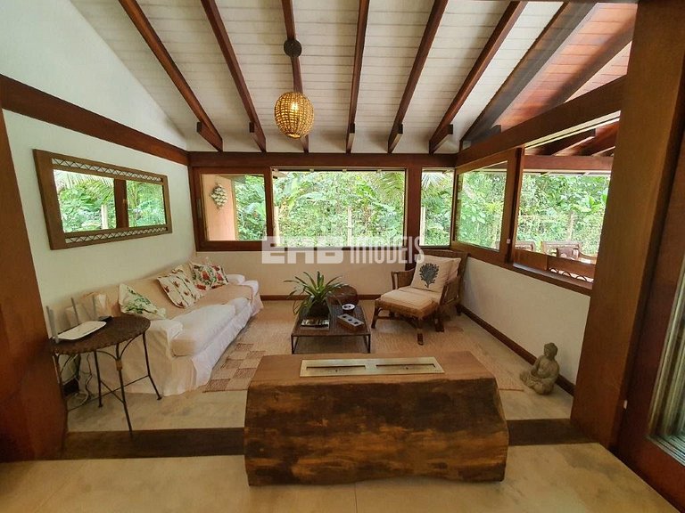 Casa de alto padrão, com piscina, na praia de Itamambuca, Ub